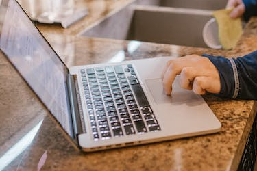 快手和抖音哪个平台赚钱比较多?哪个流量大?.jpg 快手和抖音哪个平台赚钱比较多?哪个流量大?.jpg