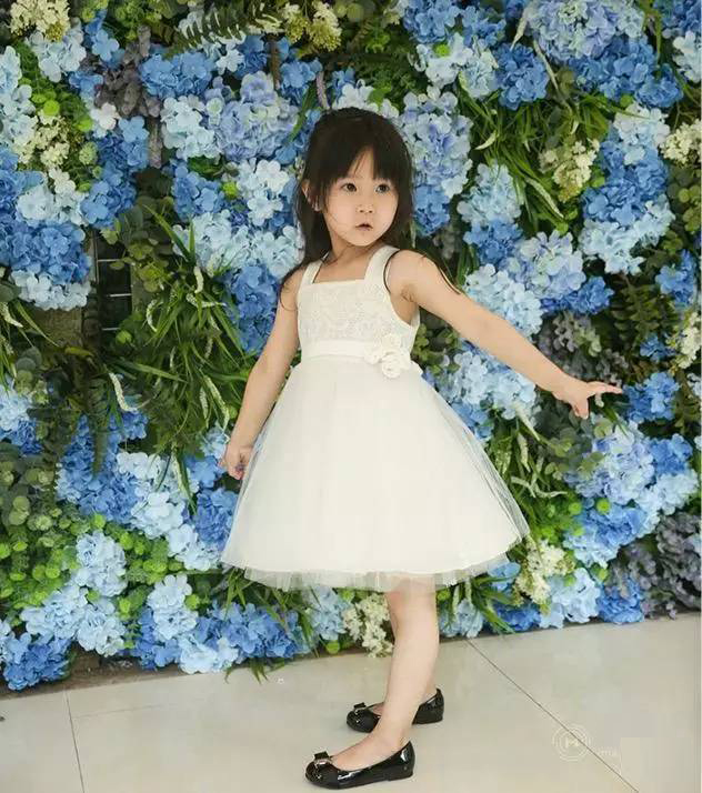 大红人牵手小红人.jpg 大红人牵手小红人.jpg